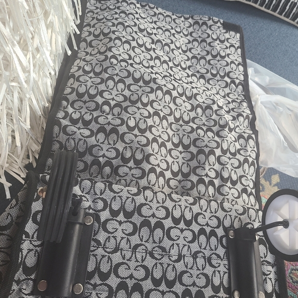 Fold up tote on 2 wheels - Picture 1 of 4